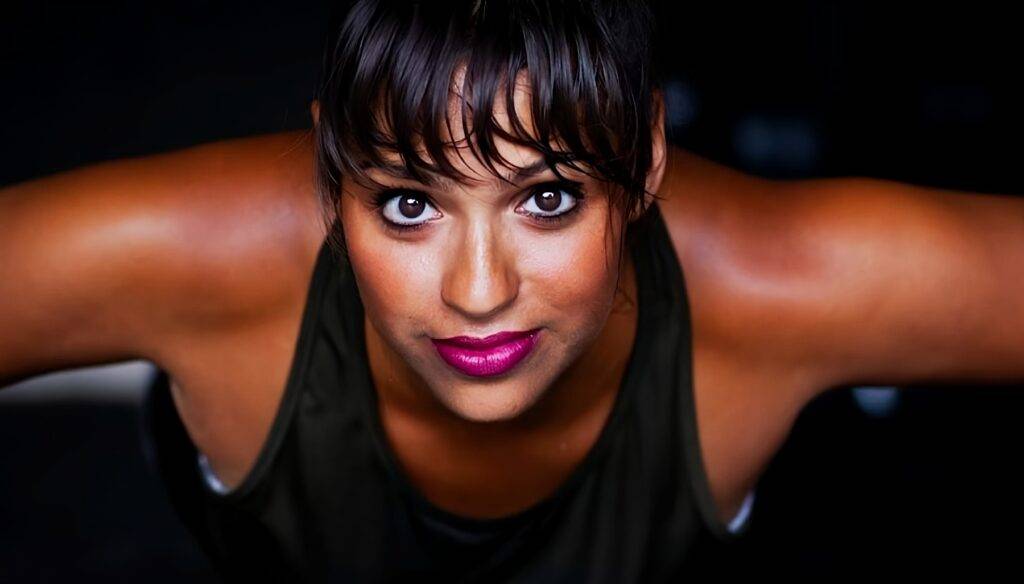 Woman exercising in gym to lose weight.