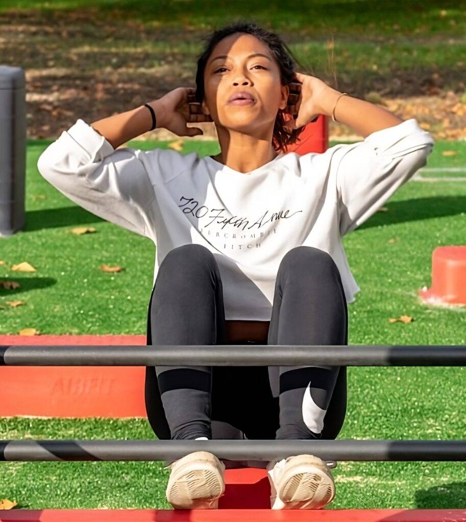 A woman doing sit-ups to flatten her stomach.