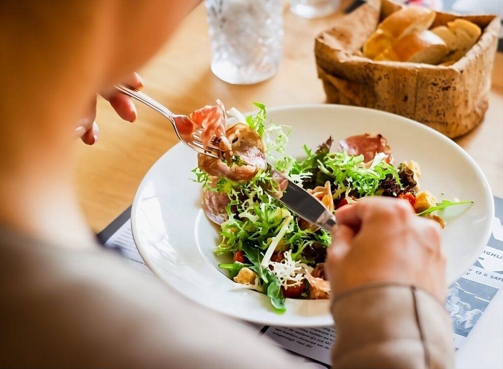 Woman eating salad for her weight loss program.